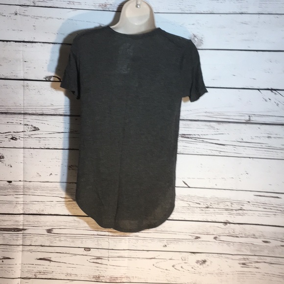 “Well worn” Grey v-neck t-shirt with design - Picture 2 of 3